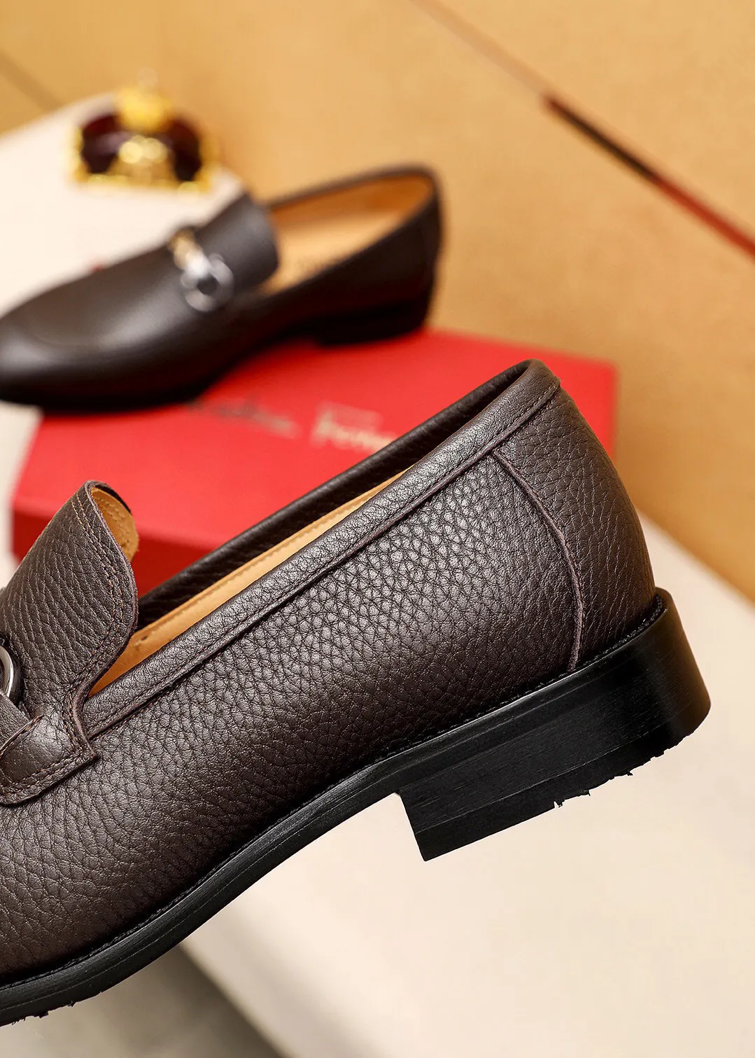 Men's shoes 💰460 💐 Product trademark: Ferragamo "Ferragamo" casual leather shoes Regular size: 38-44 (45🉑️customized) Product materials: Selected imported first-layer pebbled calfskin upper + luxury hardware buckle, imported water-dyed cow leather lining. Strong three-dimensional visual effect, original combination outsole Color: 2⃣️colors available